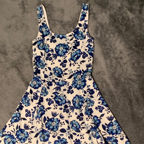 H&M Dresses & Skirts - White dress with blue flowers